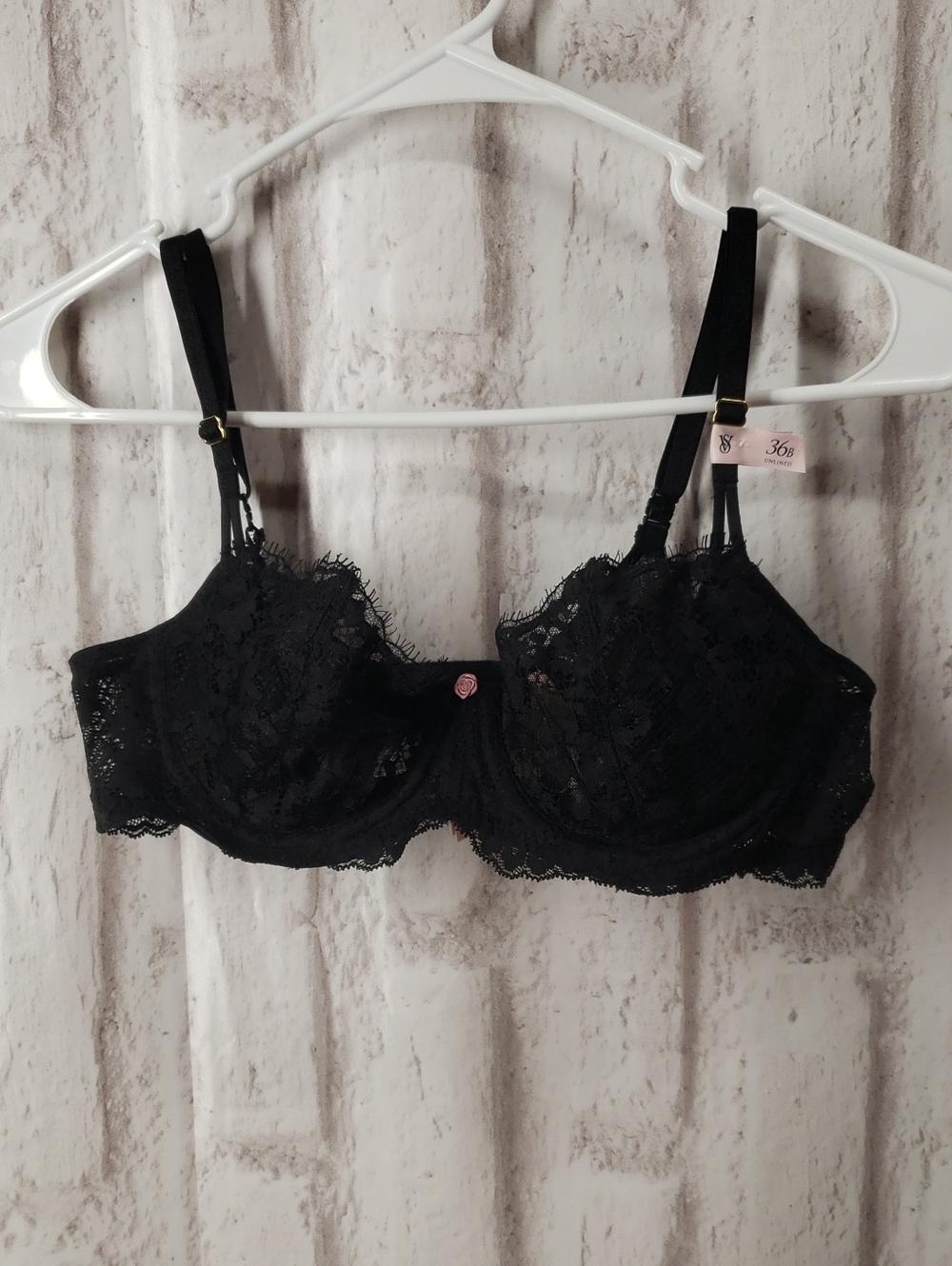 Victoria's Secret Dream Angels Black Lace Push Up Bra. NWT.  36B